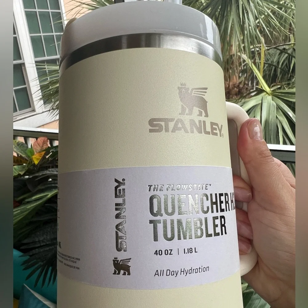 Stanley Cream White Quencher H2.0 Tumbler 40 oz with Box